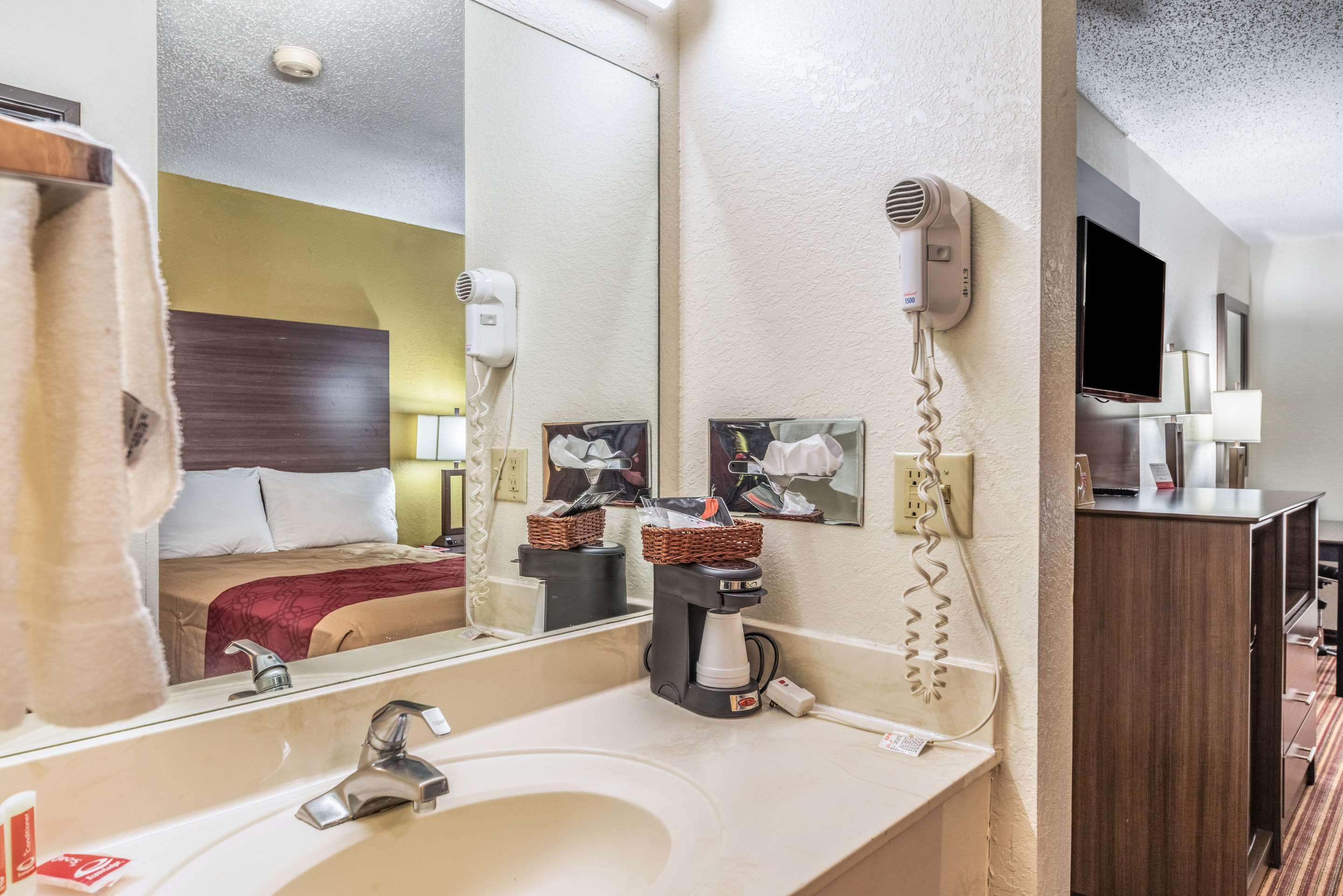 מק'קיני Econo Lodge Inn & Suites מראה חיצוני תמונה