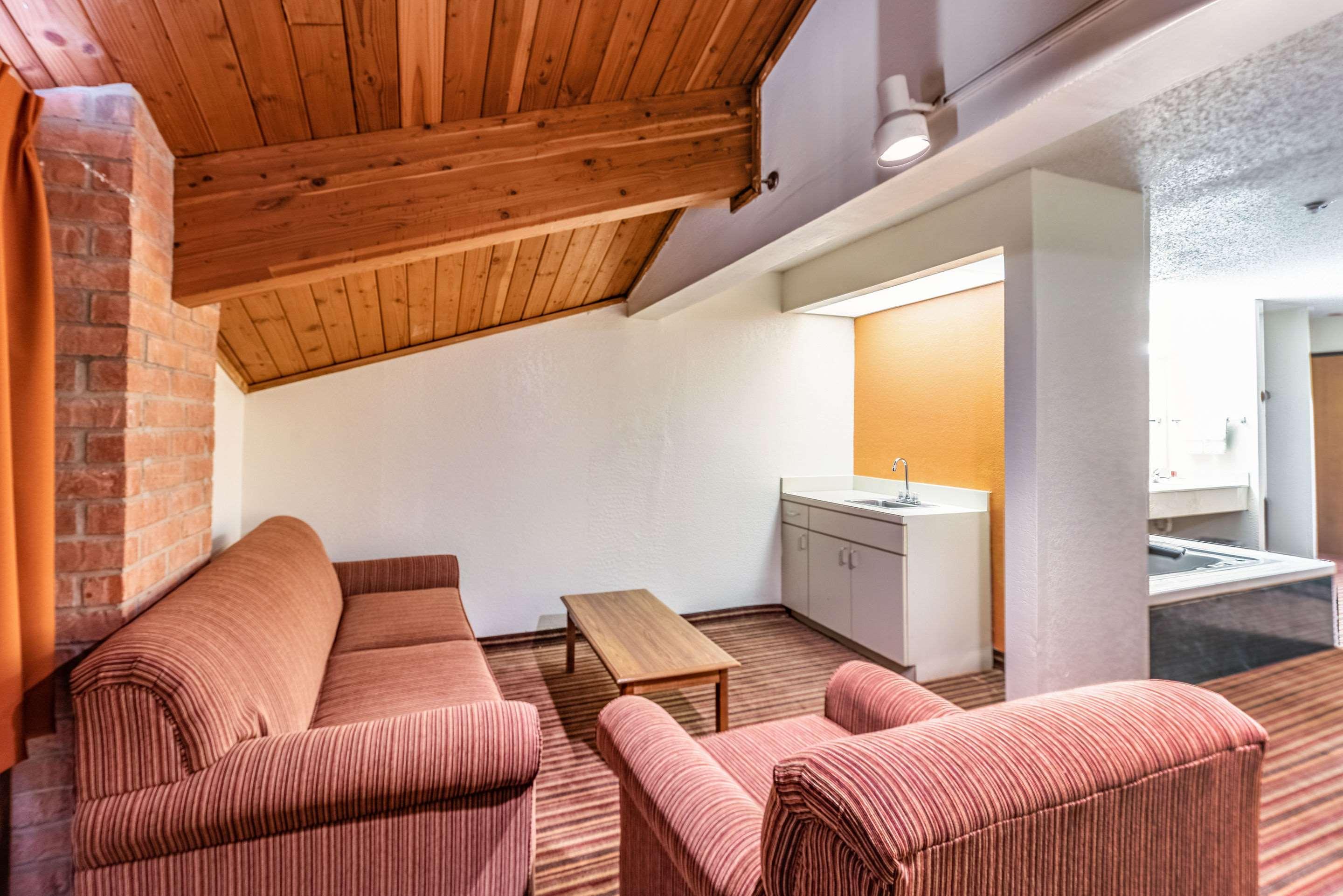 מק'קיני Econo Lodge Inn & Suites מראה חיצוני תמונה