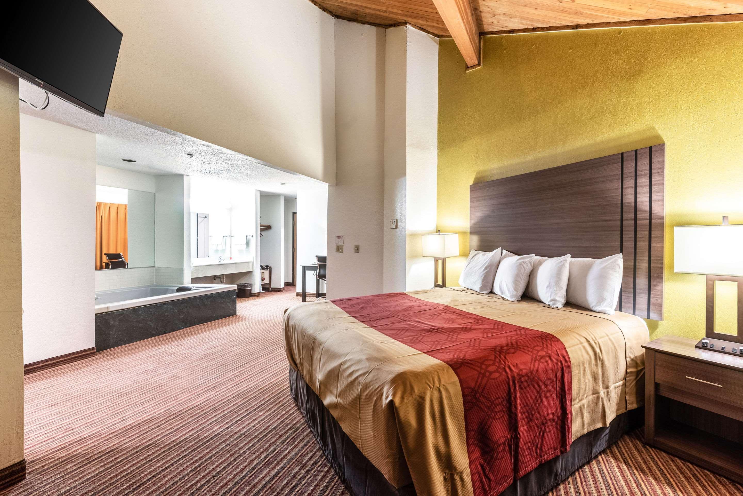 מק'קיני Econo Lodge Inn & Suites מראה חיצוני תמונה