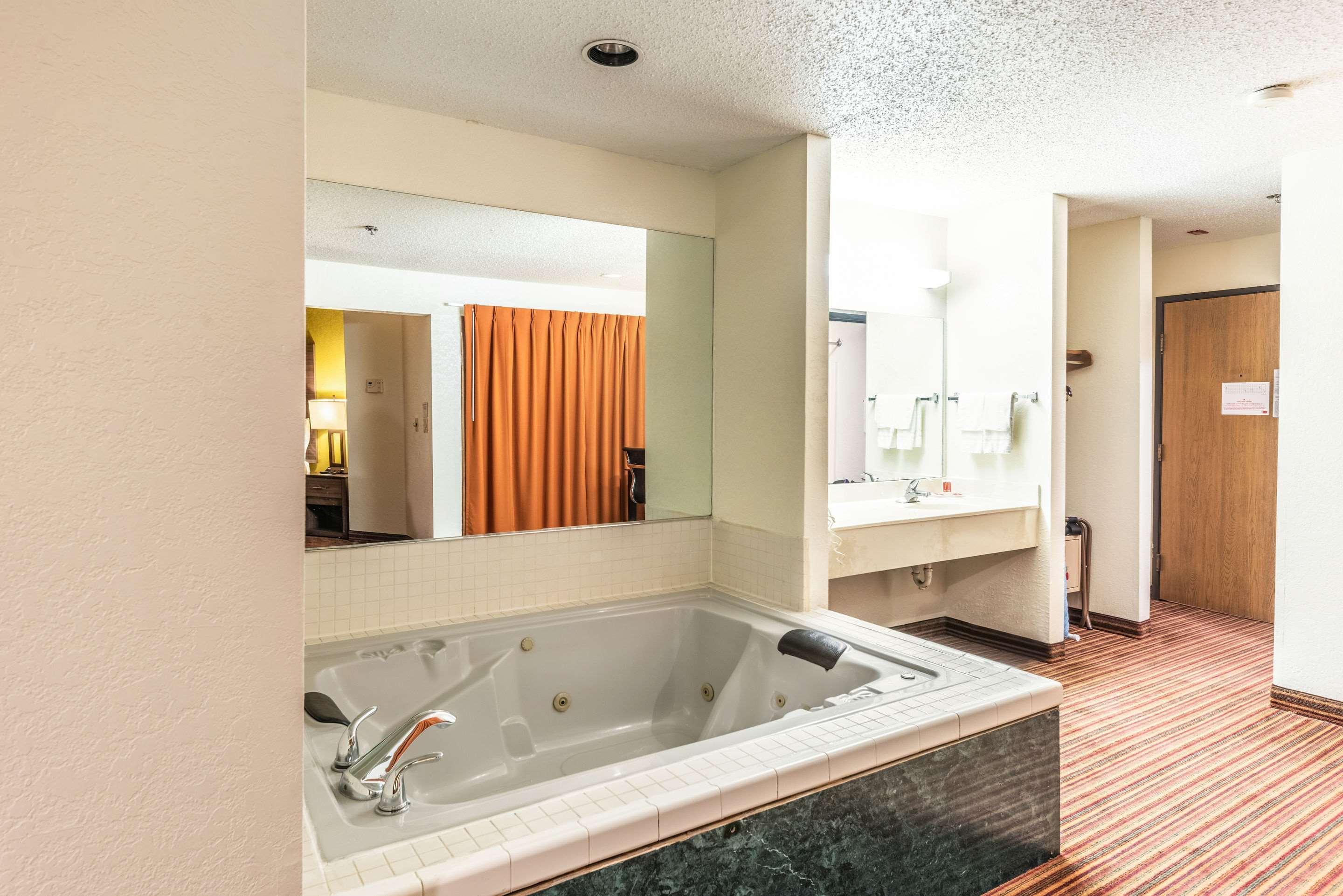 מק'קיני Econo Lodge Inn & Suites מראה חיצוני תמונה