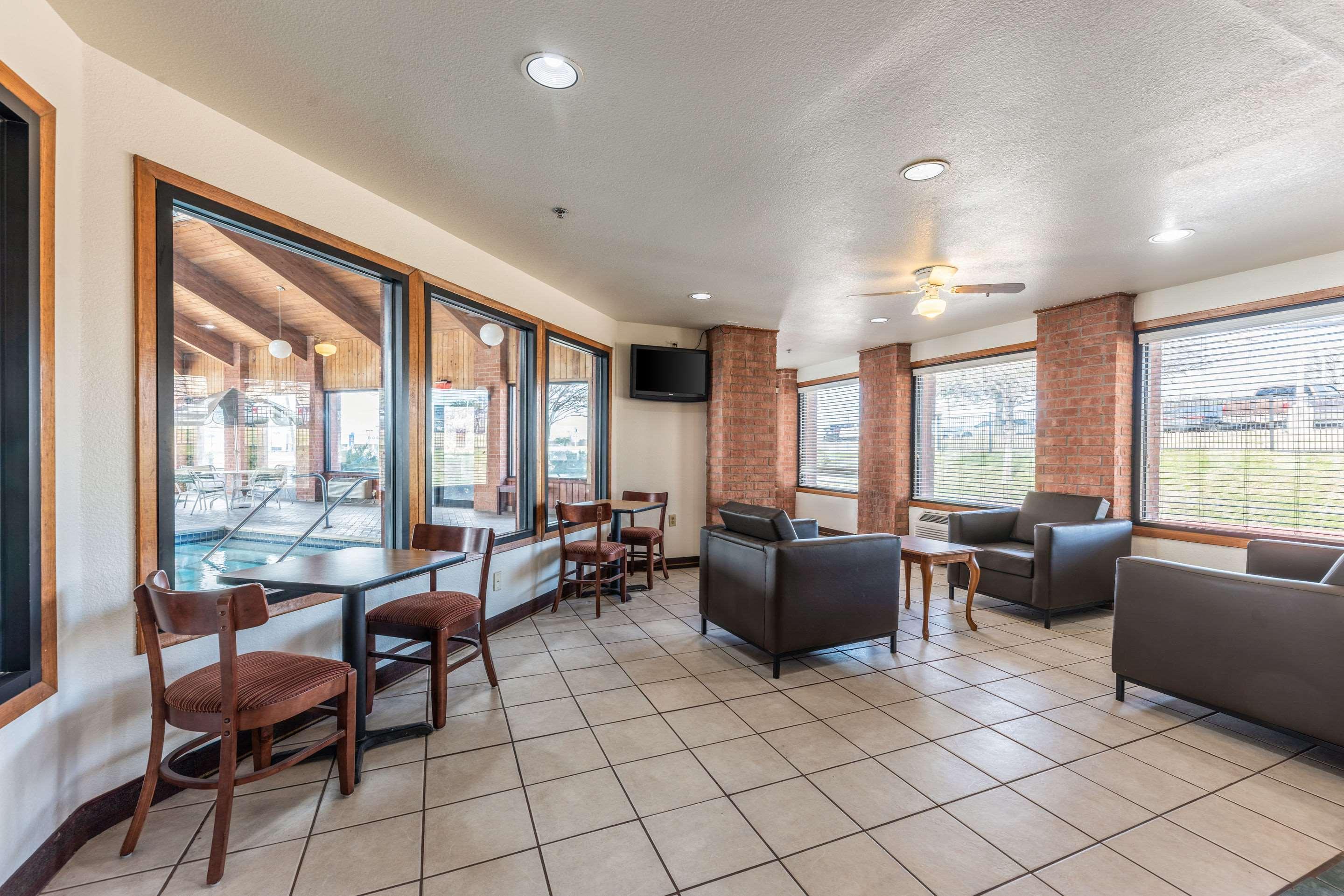 מק'קיני Econo Lodge Inn & Suites מראה חיצוני תמונה