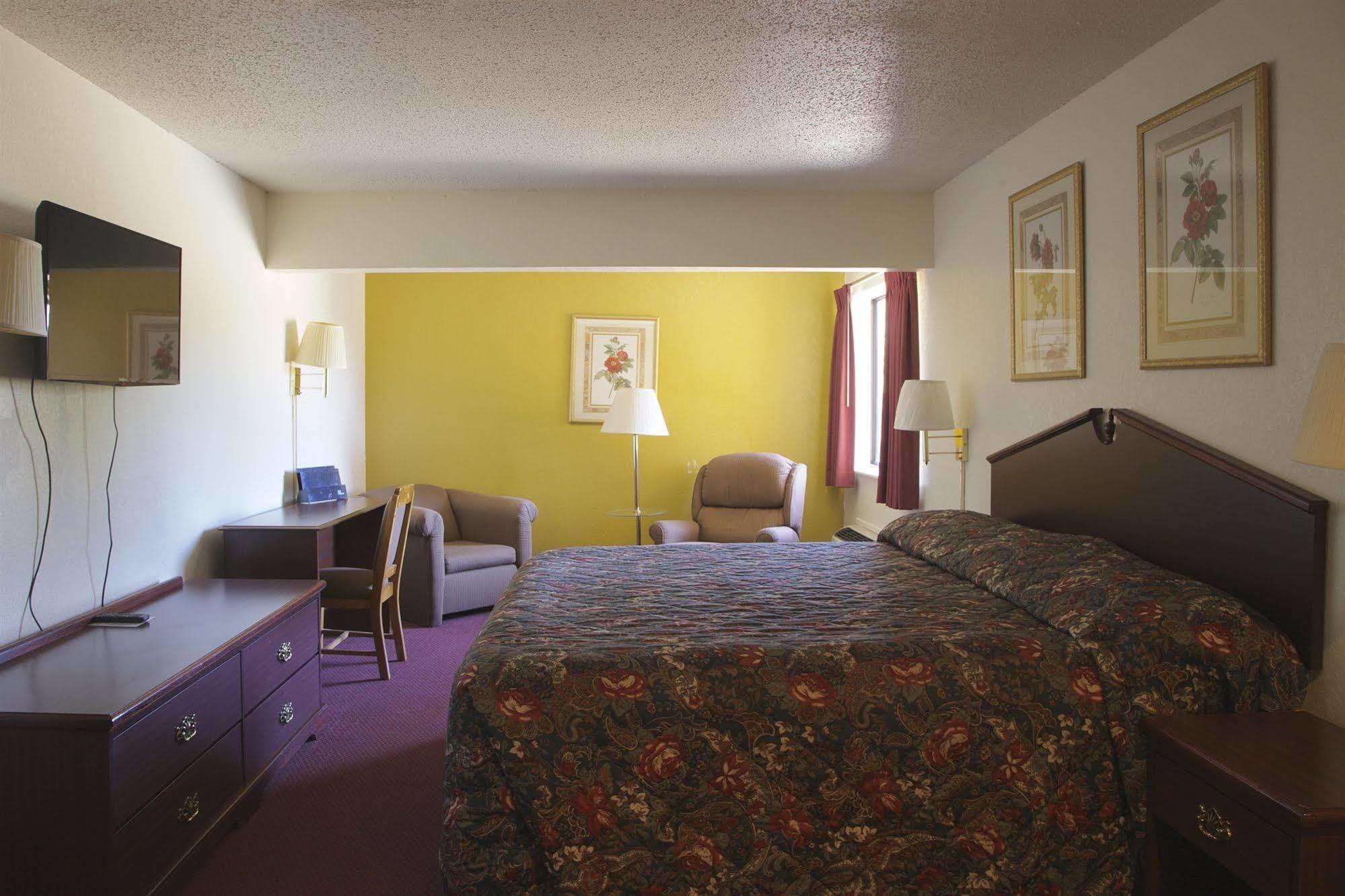 מק'קיני Econo Lodge Inn & Suites מראה חיצוני תמונה